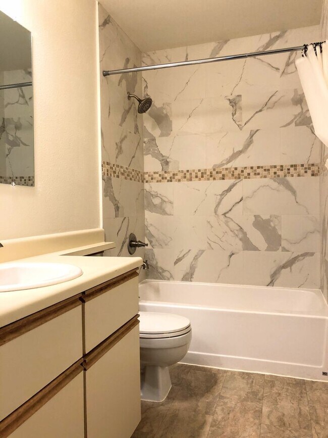Building Photo - Spacious 2db, 2ba Condo Downtown Bellevue in Tranquil Setting