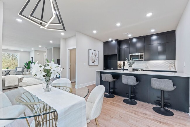 Building Photo - 491 S Happy Hollow Rd