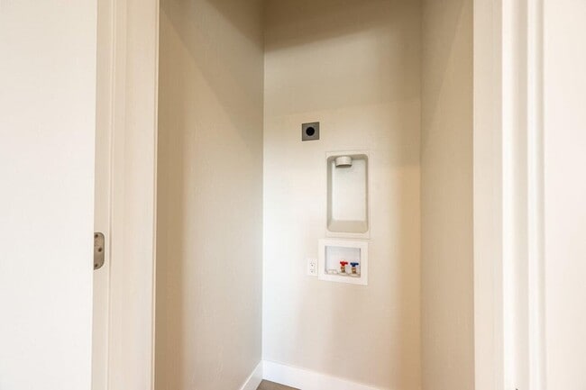 Building Photo - BRAND NEW! 2 BED/ 2BATH!