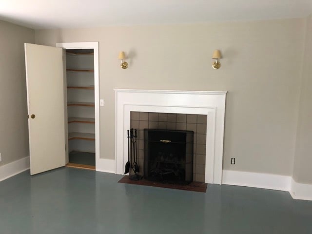 Living room with closet - 273 Brackett St