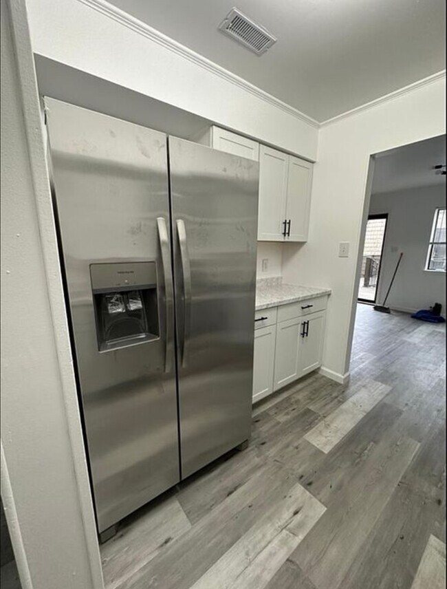 Building Photo - Condo - private Main bedroom with private ensuite bathroom