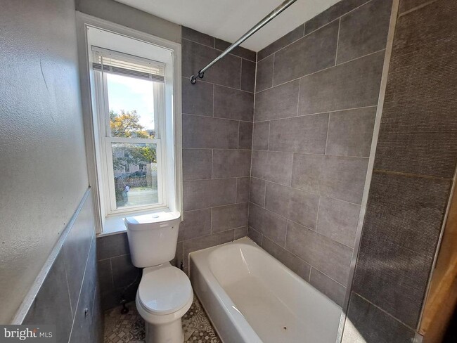 Building Photo - 1100 Green St