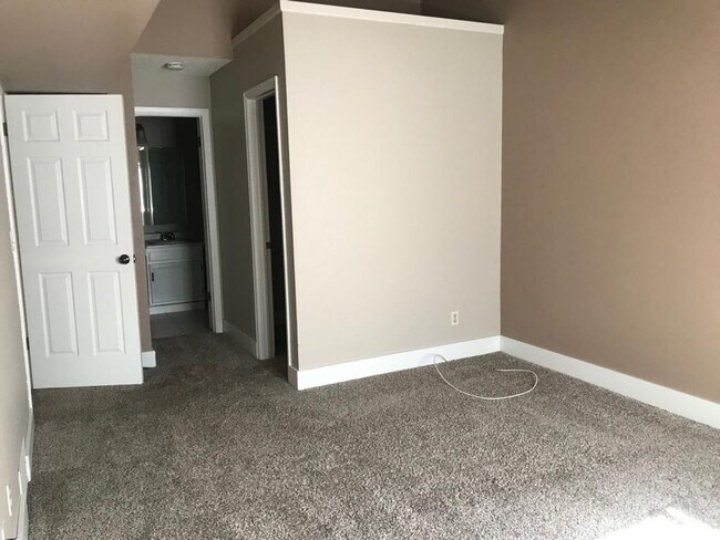 Building Photo - Spacious 3BR Condo in Denver