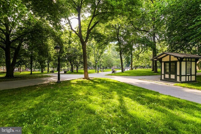 Building Photo - 233 S 6th St