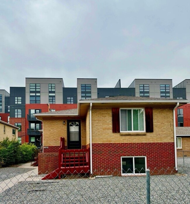 Building Photo - Remodeled Bright University District Bungalow | Garage + 50% Off One Months Rent | Available Now!!