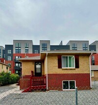 Building Photo - Sunlit Bungalow in Denver’s University District!! Available Now!!