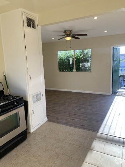 Building Photo - CHARMING 2-BEDROOM APARTMENT WITH NEW LAMI...