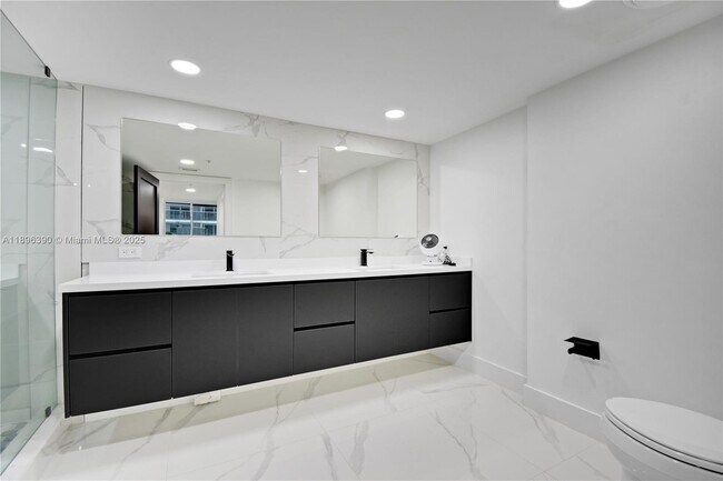 Building Photo - 1800 N Bayshore Dr