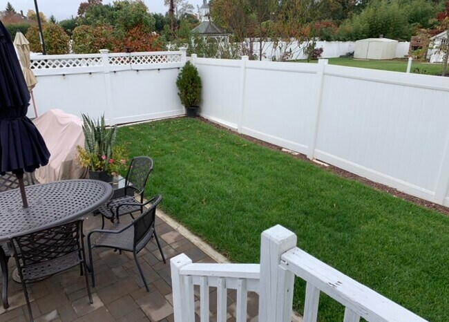 Building Photo - 6 Laurel Ave