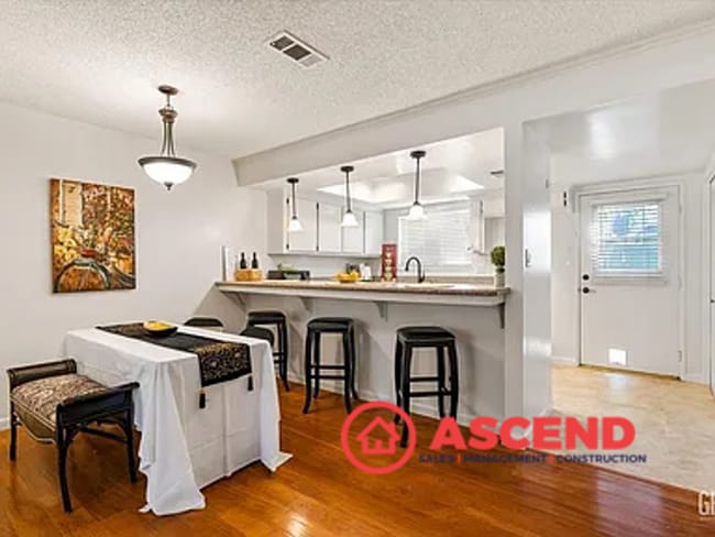 Building Photo - Beautiful 2 Bedroom, 2 Bathroom Home with ...