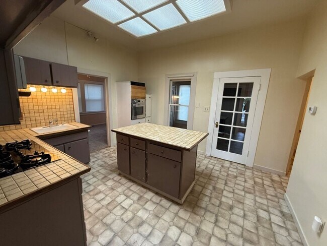 Building Photo - 3 Bedroom 1.5 Bath Downtown Dixon *STAR RENTALS