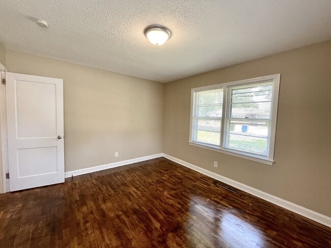 Building Photo - Updated 3 Bed, 1 Bath Nest in Fayetteville