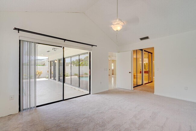 Building Photo - 223 E River Park Dr