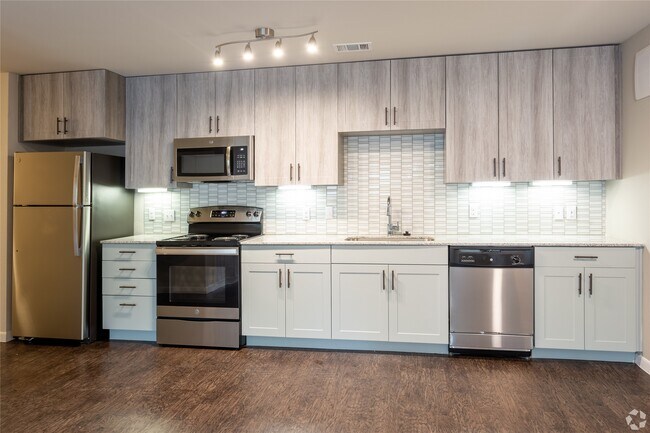 Building Photo - 3300 Oak Creek Dr