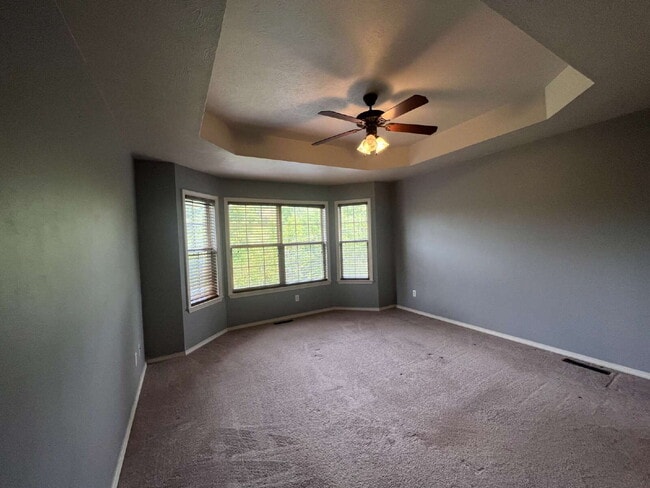 Building Photo - Spacious 5 Bedroom with 2nd Kitchen