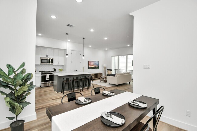 Building Photo - 4804 Elysian St