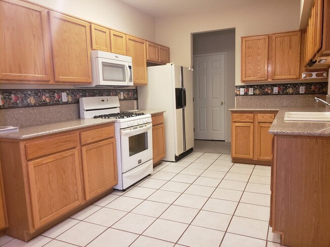 Building Photo - 3 Bedroom 2 Bath available soon