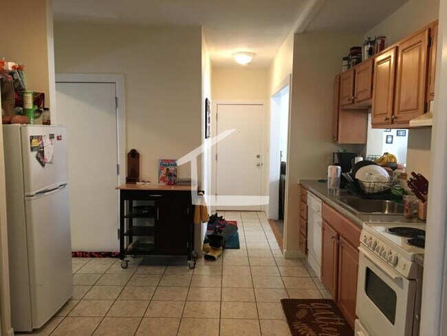 Building Photo - Beautiful 3 bed 1 and a half bath available now