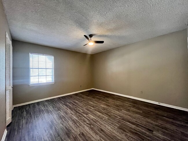 Building Photo - *2 Bedroom, 2.5 Bath Condo* ~move in ready...