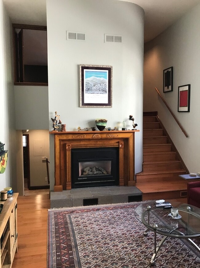 Building Photo - Updated 3 Bed 2 Bath Victorian Style Townhome