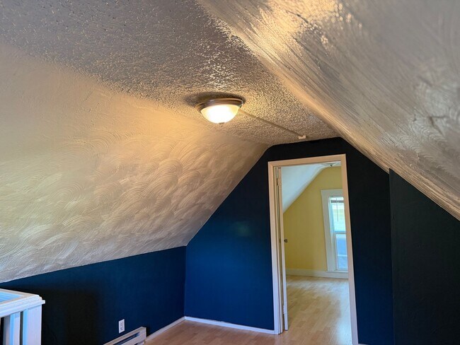 Building Photo - Cozy 2 Bedroom 1 Bath Home