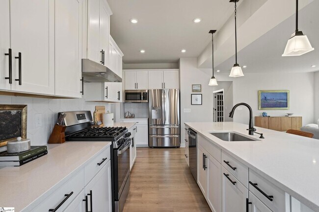 Building Photo - 680 Lady Fern Dr
