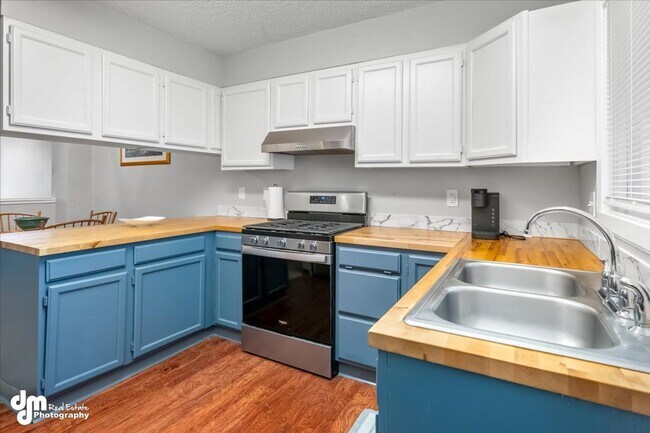 Building Photo - The Single-Family Alternative: 3BD/2BA Triplex Unit with Modern Comforts