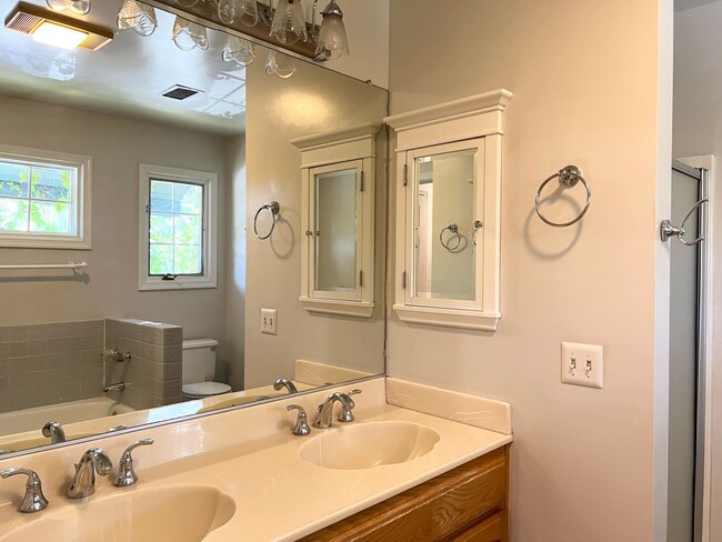 Building Photo - 3205 George Cir