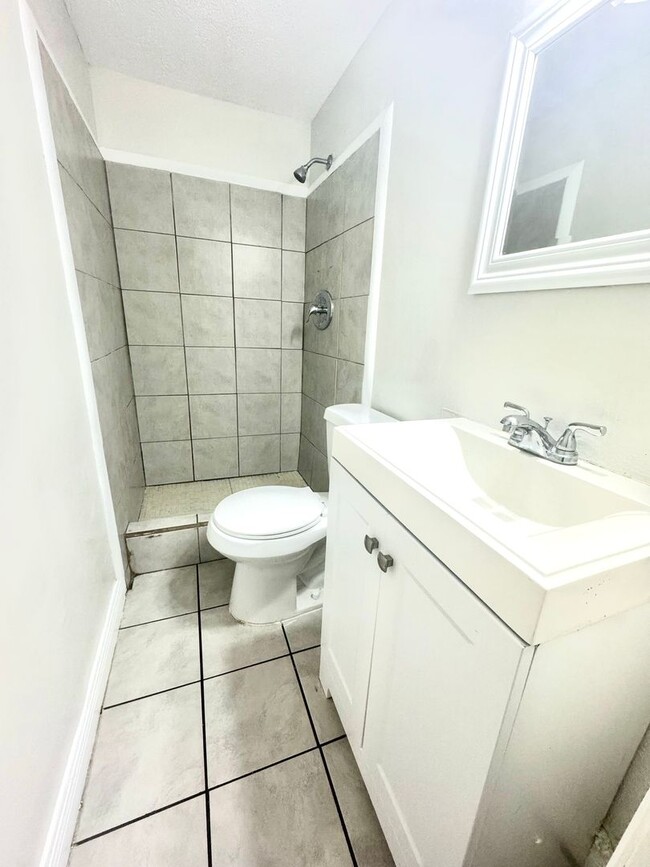 Building Photo - 4/2 Single-family home, AVAILABLE NOW!