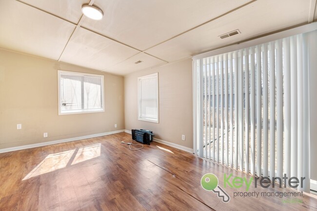 Building Photo - Renovated 3 Bedroom 1 Bathroom with Sunroo...