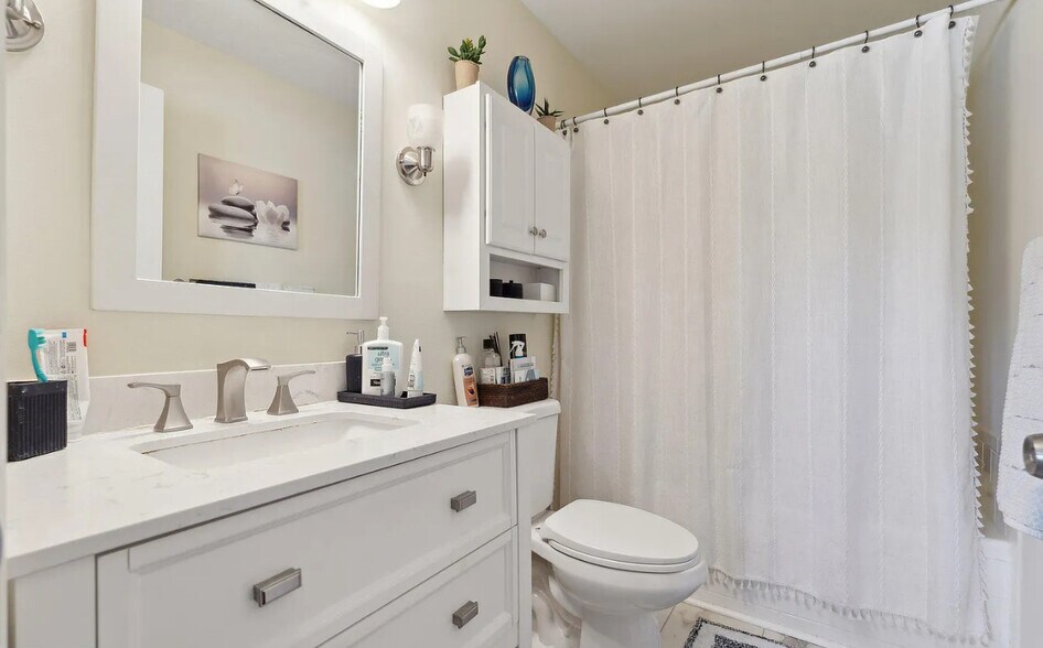 Building Photo - 8 Deer Run Ct