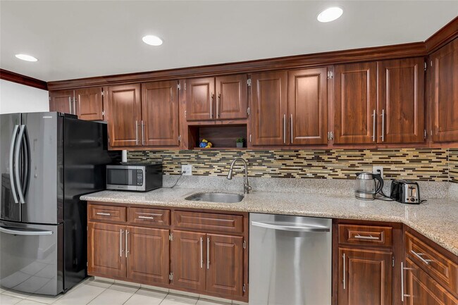 Building Photo - 405 N Ocean Blvd