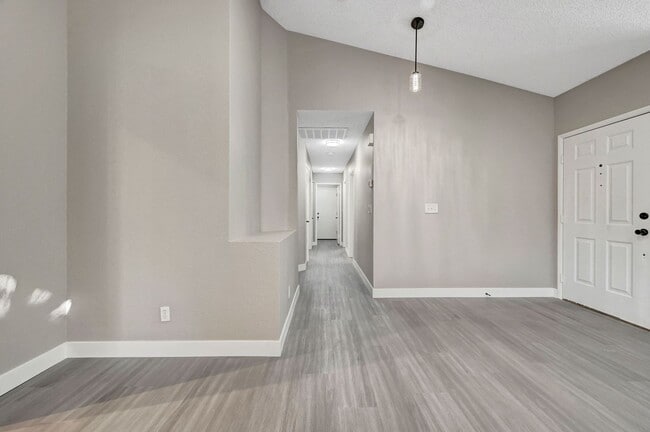 Building Photo - Fully Renovated Single Story 3bd/2bth Single Family Home