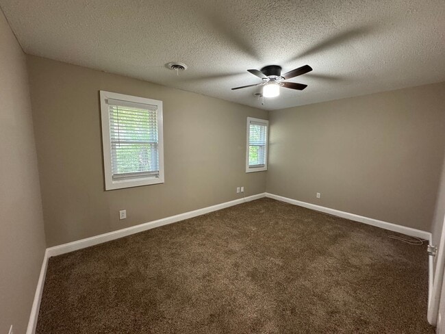Building Photo - Private Duplex Style 2-bedroom!