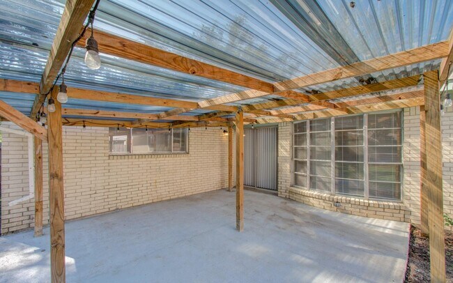 Building Photo - 15611 La Casa Ln
