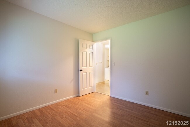 Building Photo - $2900 / 2 Bed/ 1 Bath/ 2 Parking IN HIDDEN VALLEY ESTATES