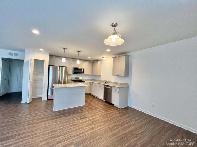 Building Photo - 10284 Swan Lake Cir