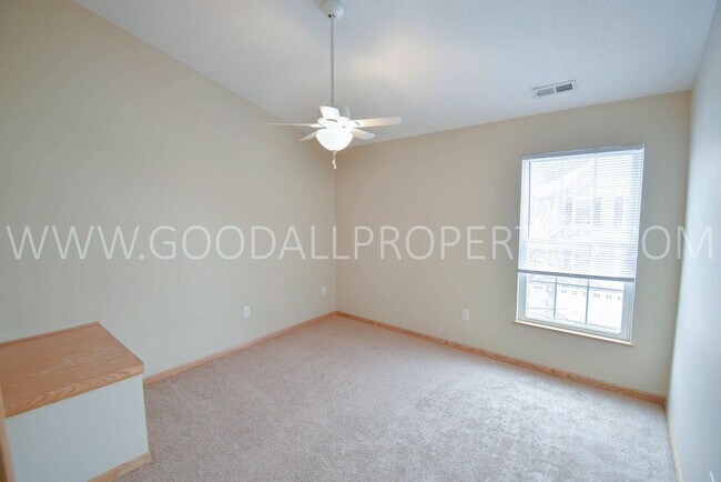 Building Photo - RENT SPECIAL!!! 2 Bedroom 2.5 Bath Townhome in Urbandale with attached two car garage.