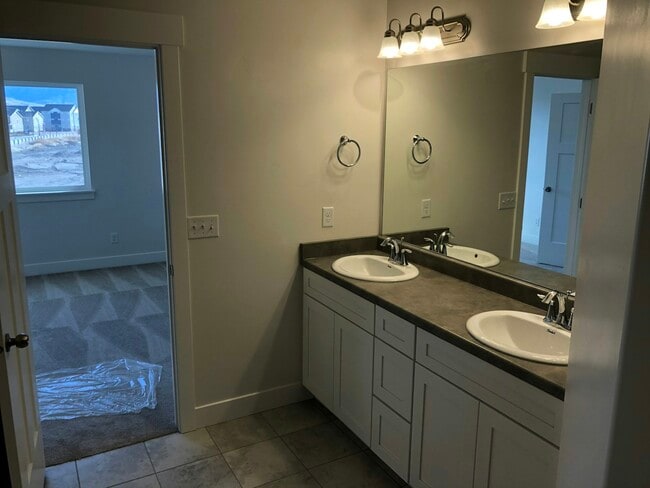 Building Photo - 594 N 260 W