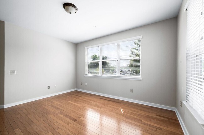 Building Photo - Spacious 3BR/2BA end unit at Bristol West ...