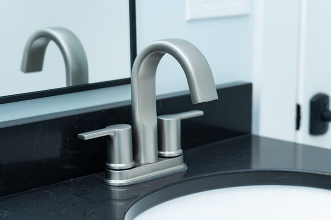 Building Photo - Large 4 Bedroom Home On Oakhurst Circle