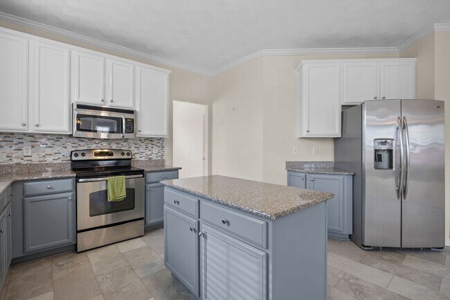 Building Photo - Spacious 5BR Home with Large Backyard in Quiet Chesapeake Neighborhood!