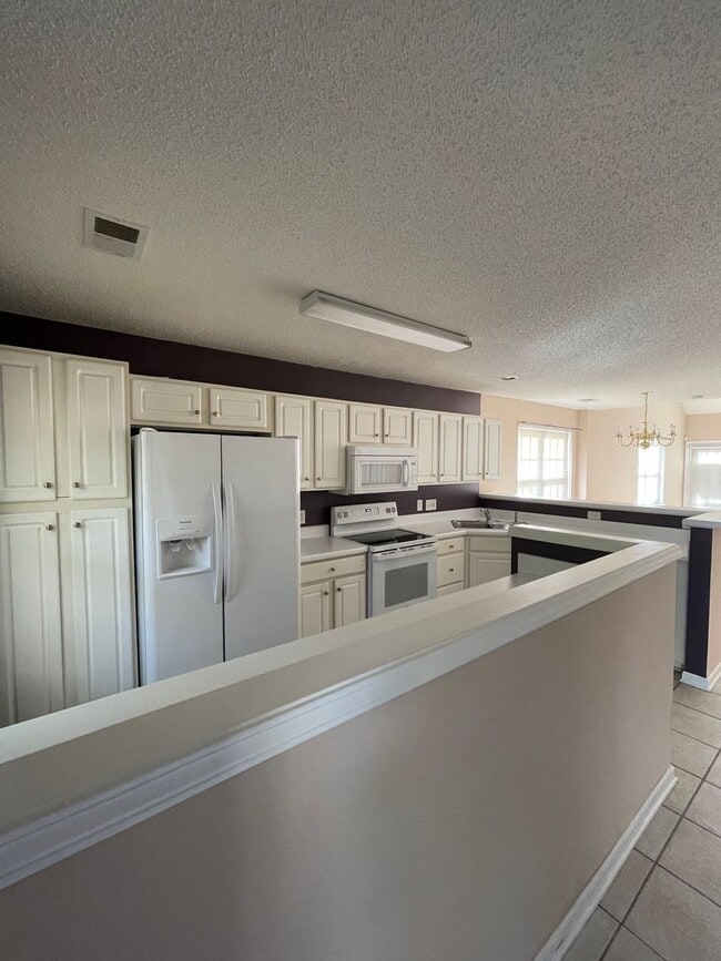 Primary Photo - Townhouse with Owner's Suite on main level...
