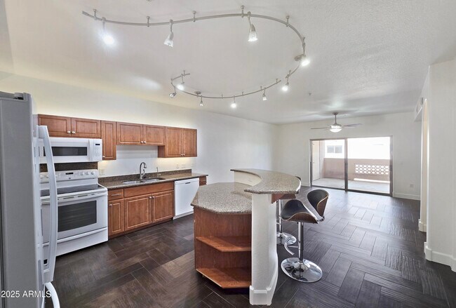 Building Photo - 920 E Devonshire Ave