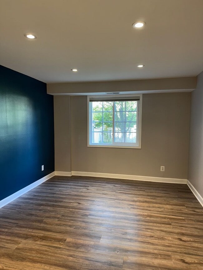 Building Photo - Large, Luxurious 2 Bedroom 2 Bath at Parks...