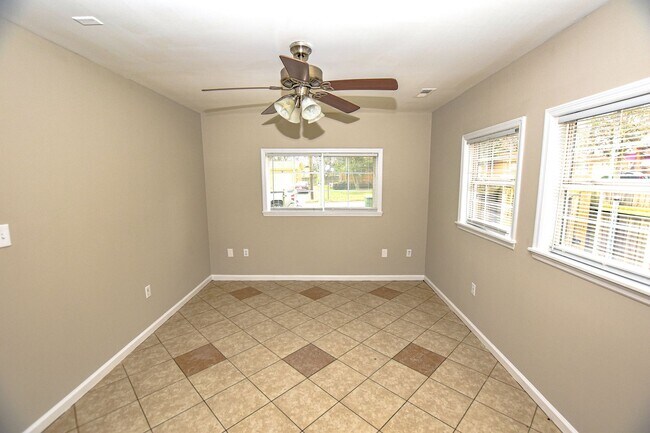 Building Photo - 4 Bedroom / 3 Bath Single Family Home