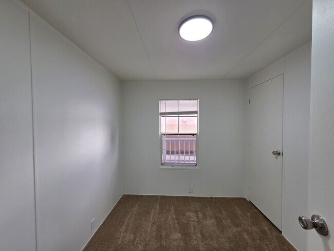 Building Photo - Newly refurbished 2 bedroom 1 Bath fully fenced manufactured home in Central Bullhead City.