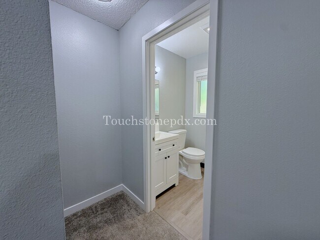 Building Photo - 1 MONTH RENT FREE! Updated 3 BR Apartment with Patio in Portland