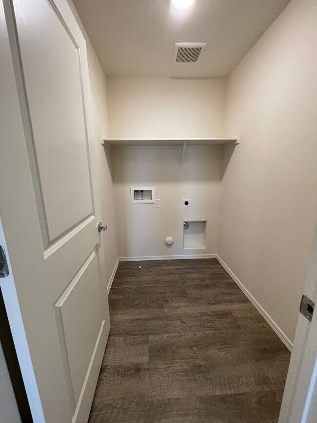 Building Photo - Spacious New-Build Family Home!