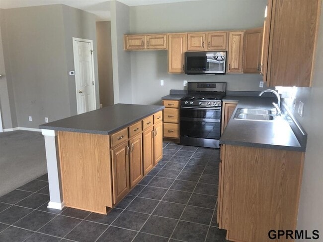 Building Photo - 2102 Quartz Dr